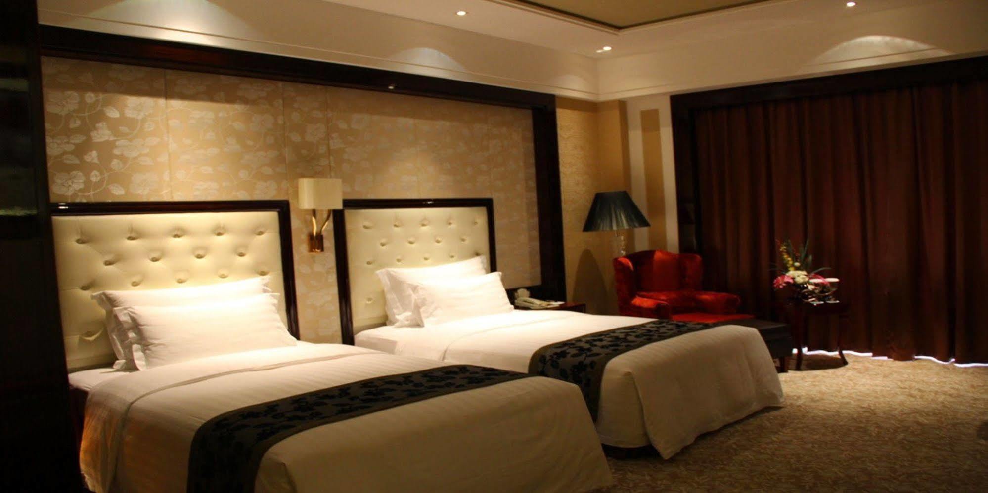 Wyndham Grand Plaza Royale Palace Chengdu Exterior photo