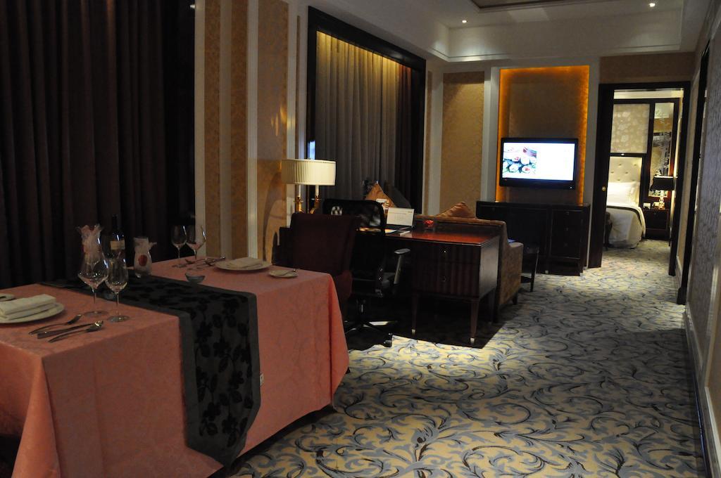 Wyndham Grand Plaza Royale Palace Chengdu Exterior photo